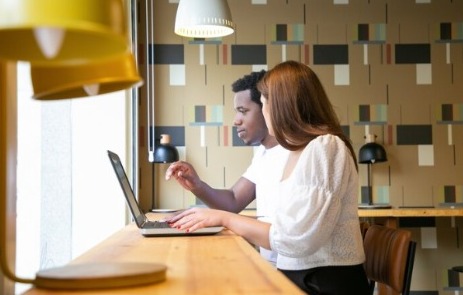 Persona en el computador usando el software de reservas para coworking