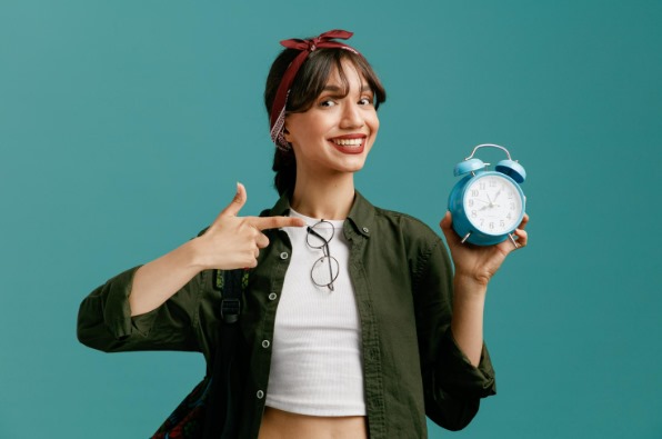 mujer con un reloj en la mano para reducir la impuntualidad en la empresa