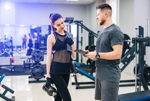 Personas entrenando en el gimnasio
