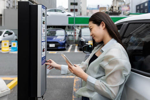 Mujer revisando el control de acceso vehicular