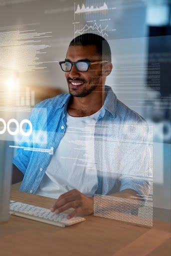 Hombre revisando software colombiano