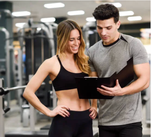 Personas viendo software para administrar gimnasios en Colombia