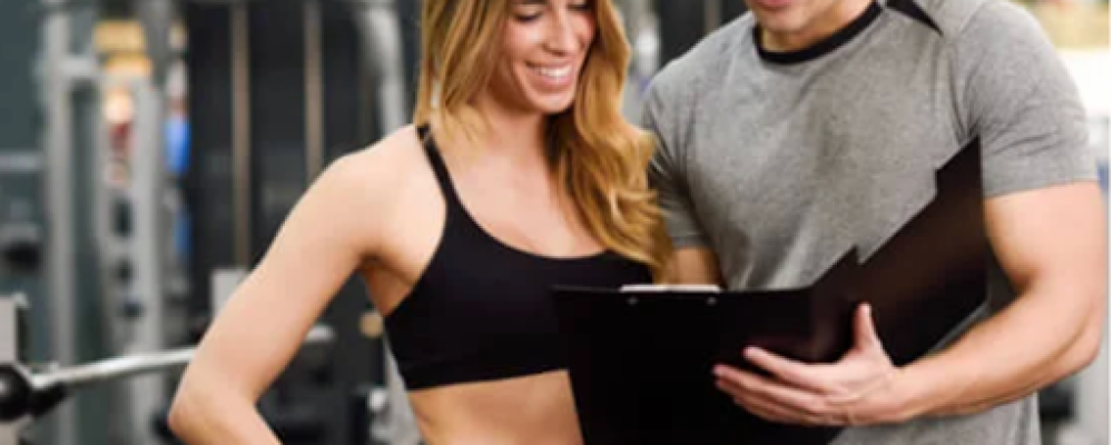 Personas viendo software para administrar gimnasios en Colombia